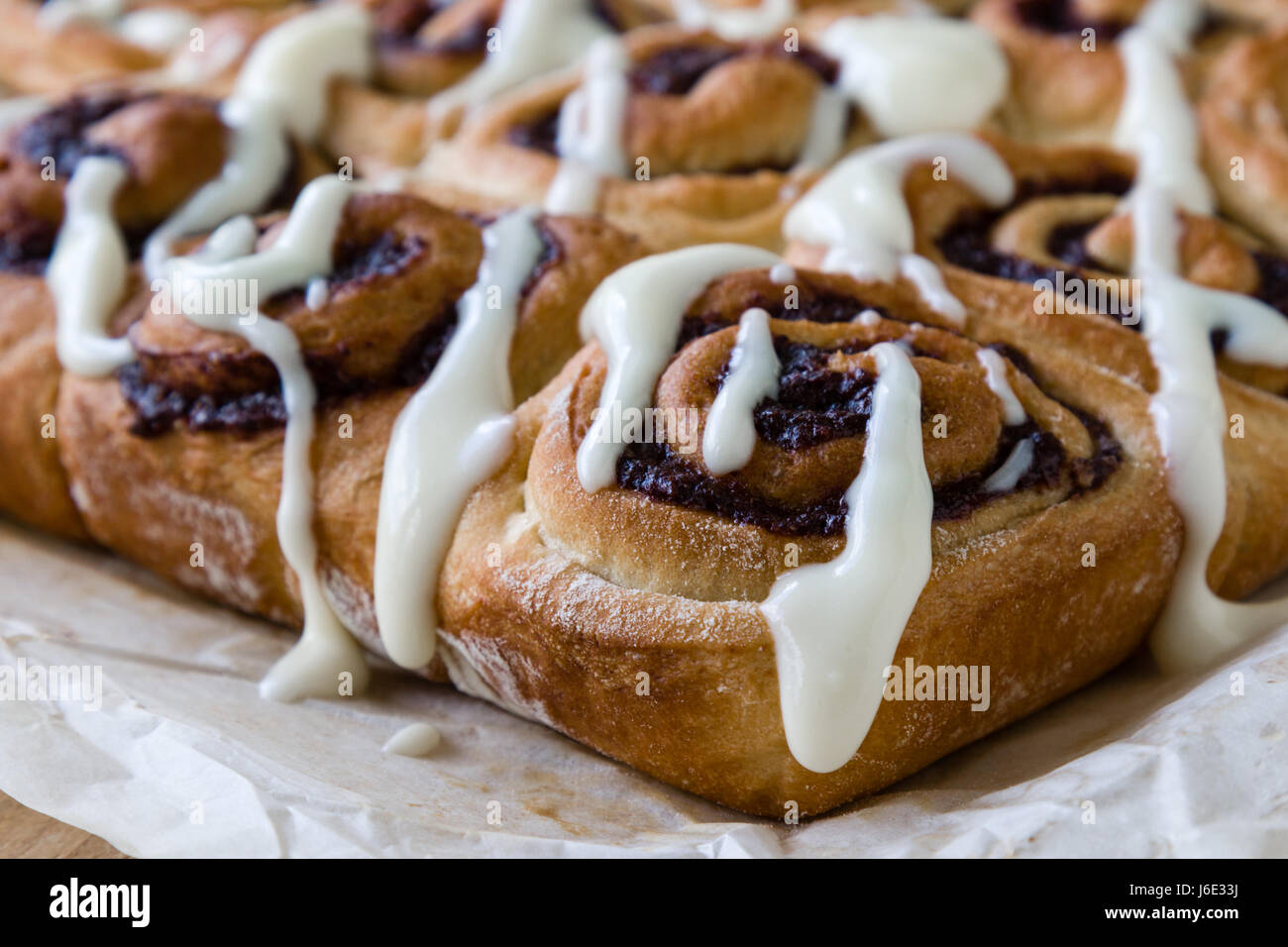 Brown frais cuit avec du glaçage à la cannelle fait maison Banque D'Images