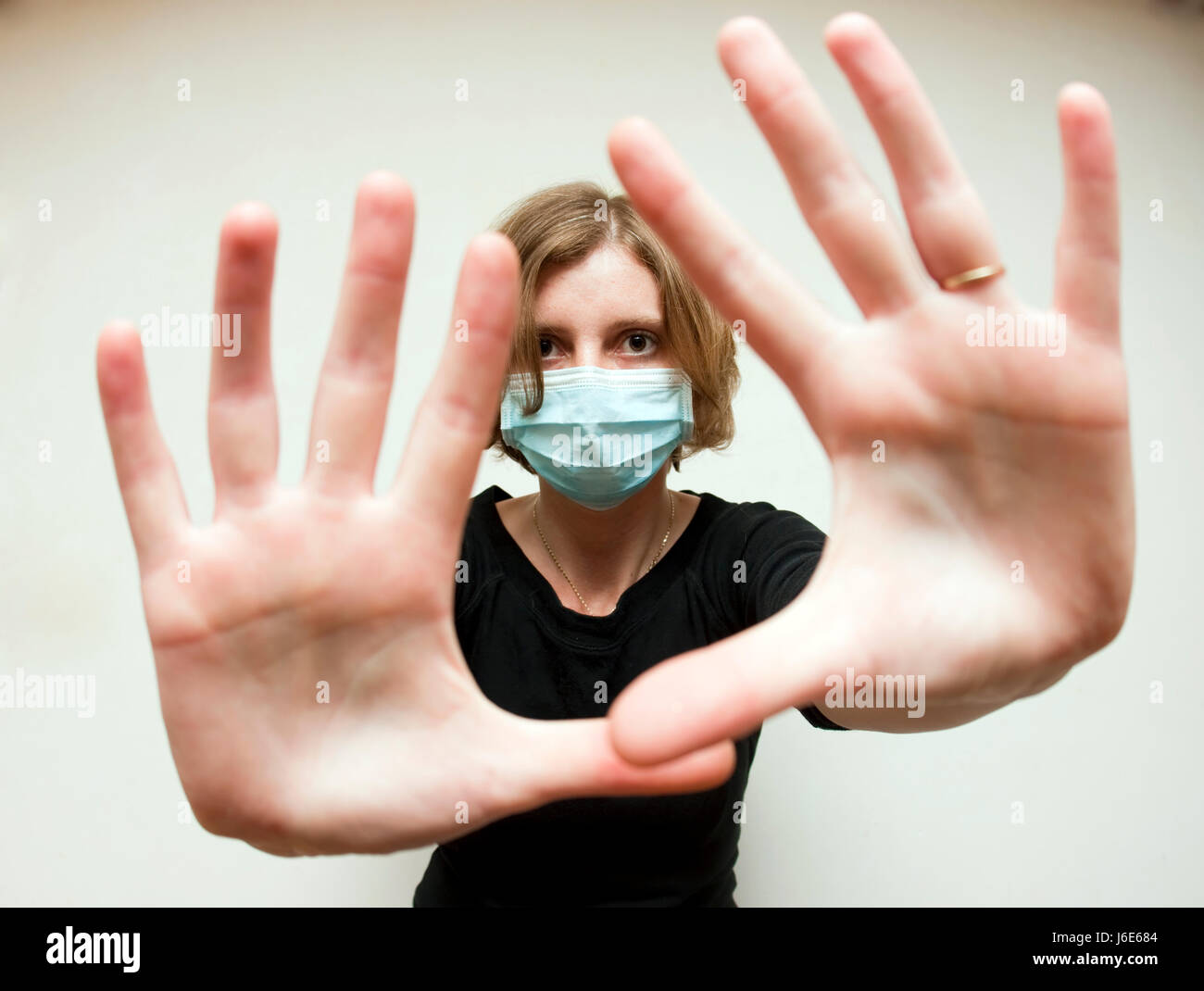 Virus de la grippe santé femme masque femme main mains médical médicinalement catarrhe froid Banque D'Images