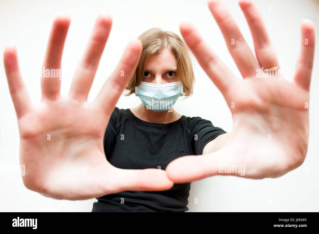 Virus de la grippe santé femme masque femme main mains médical médicinalement catarrhe froid Banque D'Images