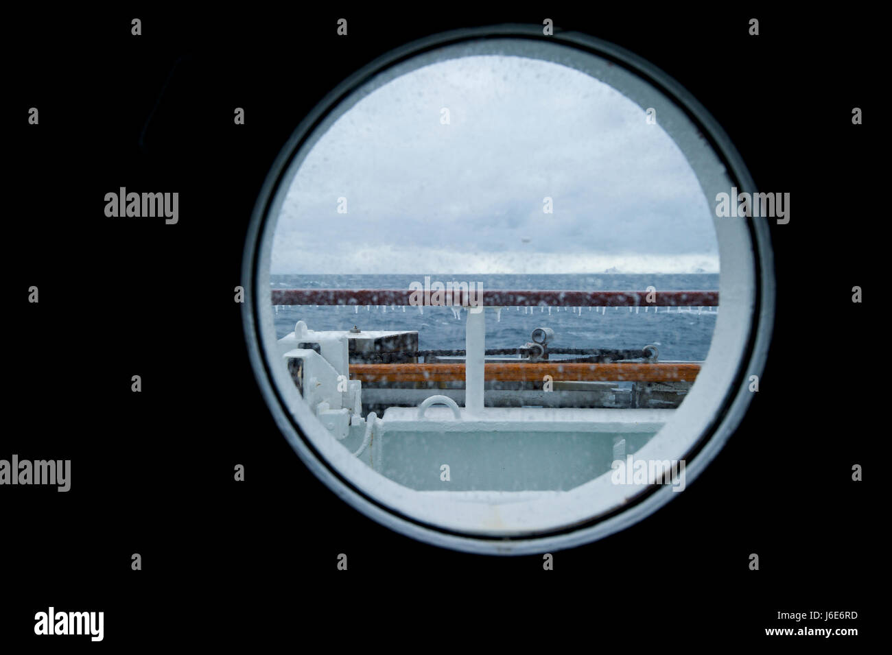 La vue du hublot de bateau traversant le passage de Drake Banque D'Images