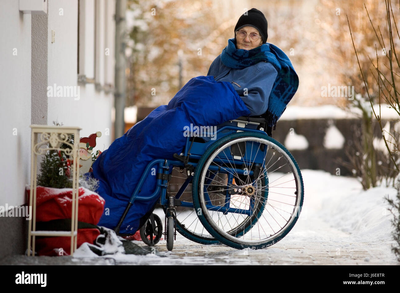 Grand-mère froide d'hiver en fauteuil roulant immobile d'un aîné de l'âge  du rentier granny Photo Stock - Alamy