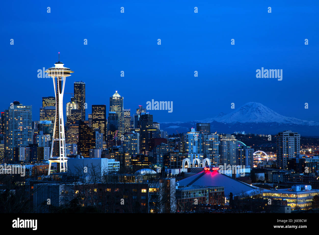 Seattle skyline avec le Space Needle et Mt. Rainier Banque D'Images