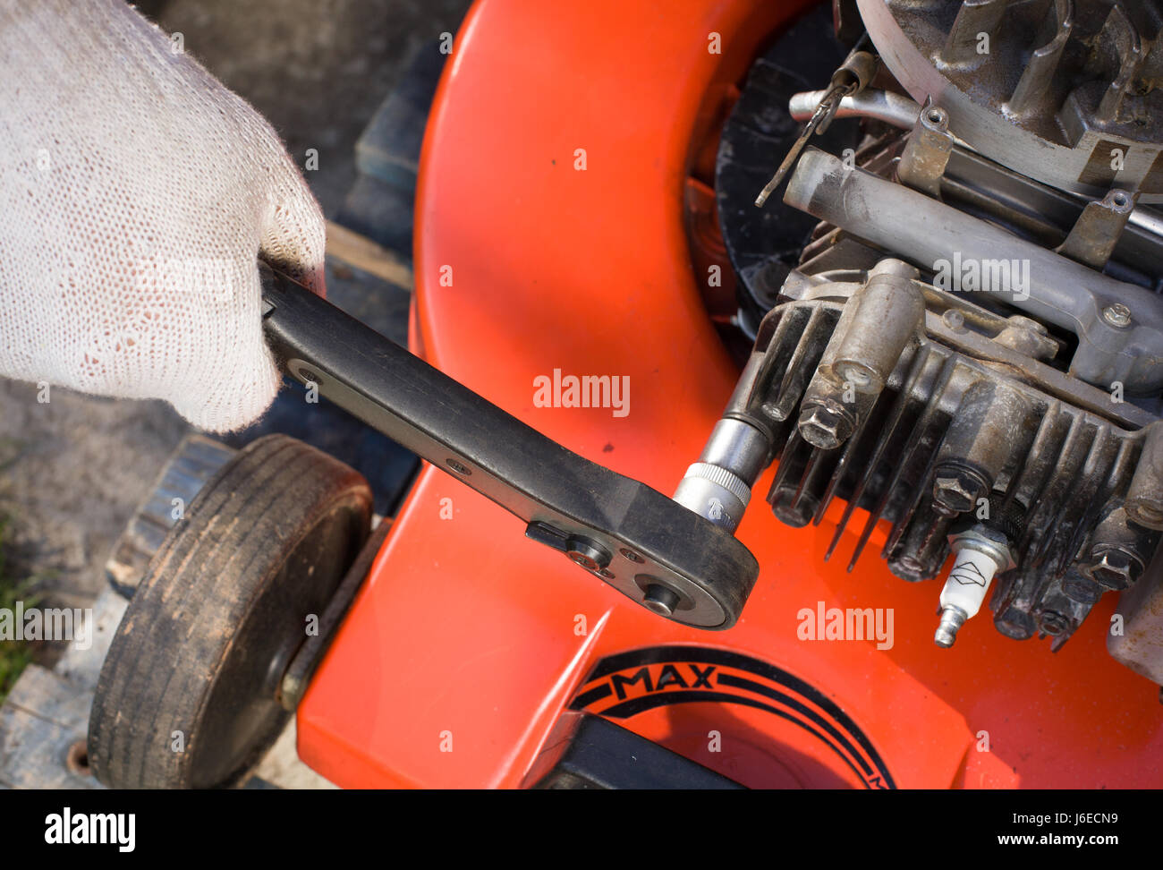 La réparation d'une tondeuse Banque D'Images