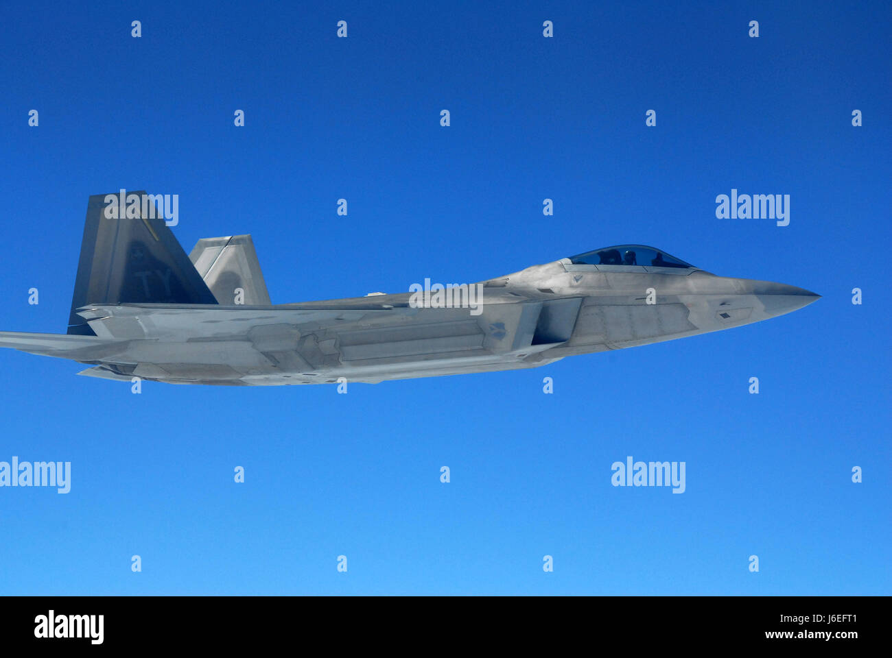 F-22 Raptors du 95e Escadron de chasse, Tyndall AFB, en Floride, se préparer pour se ravitailler en plein vol d'un KC-135R Stratotanker à partir de la 134e Escadre de ravitaillement en vol, New York. Banque D'Images