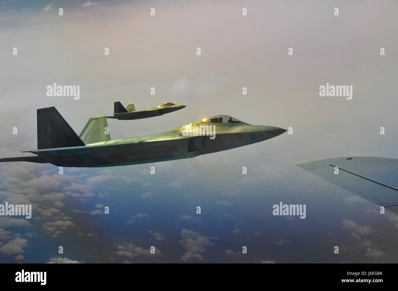 F-22 Raptors du 95e Escadron de chasse, Tyndall AFB, en Floride, se préparer pour se ravitailler en plein vol d'un KC-135R Stratotanker à partir de la 134e Escadre de ravitaillement en vol, New York. Banque D'Images