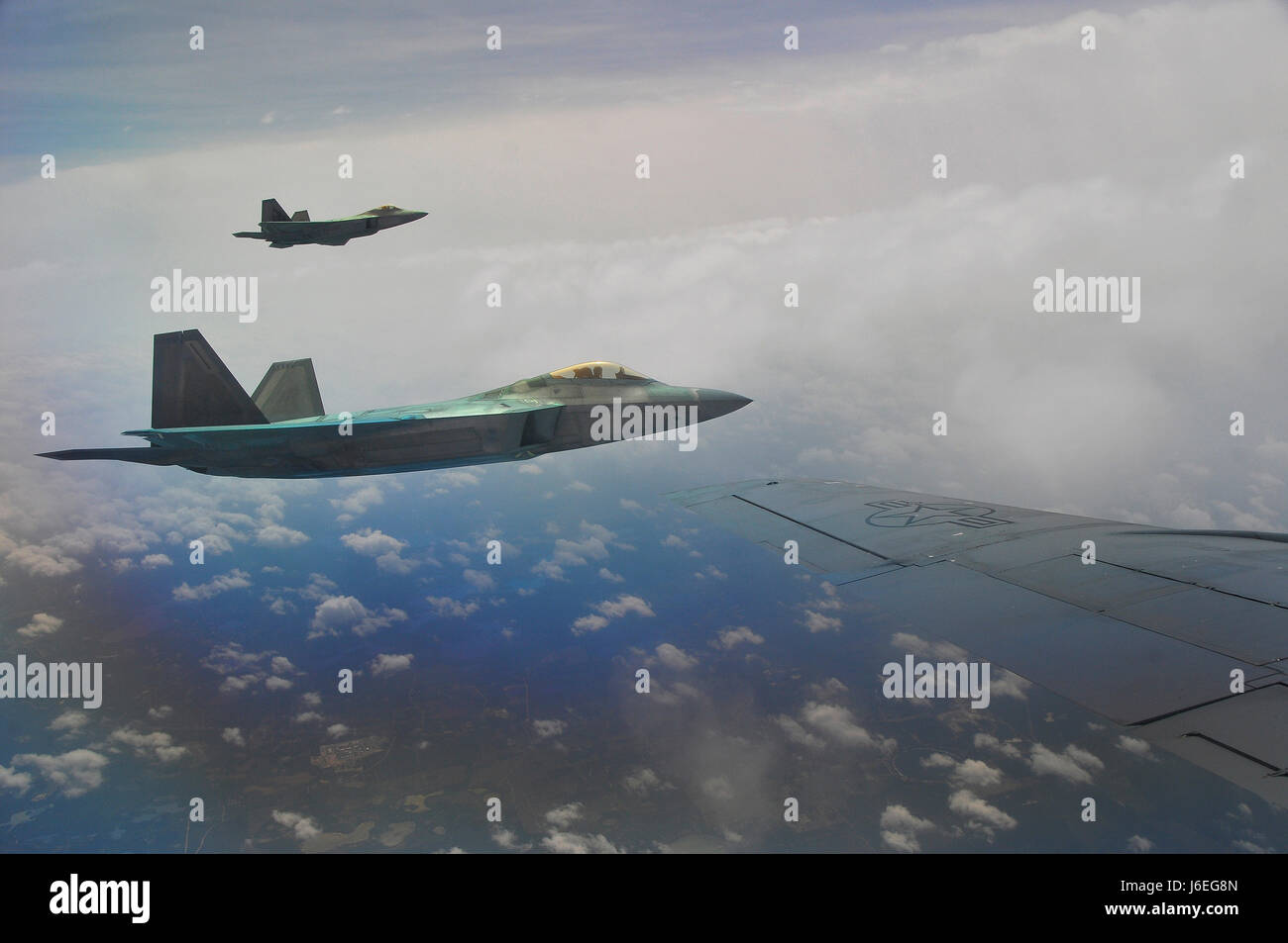 F-22 Raptors du 95e Escadron de chasse, Tyndall AFB, en Floride, se préparer pour se ravitailler en plein vol d'un KC-135R Stratotanker à partir de la 134e Escadre de ravitaillement en vol, New York. Banque D'Images