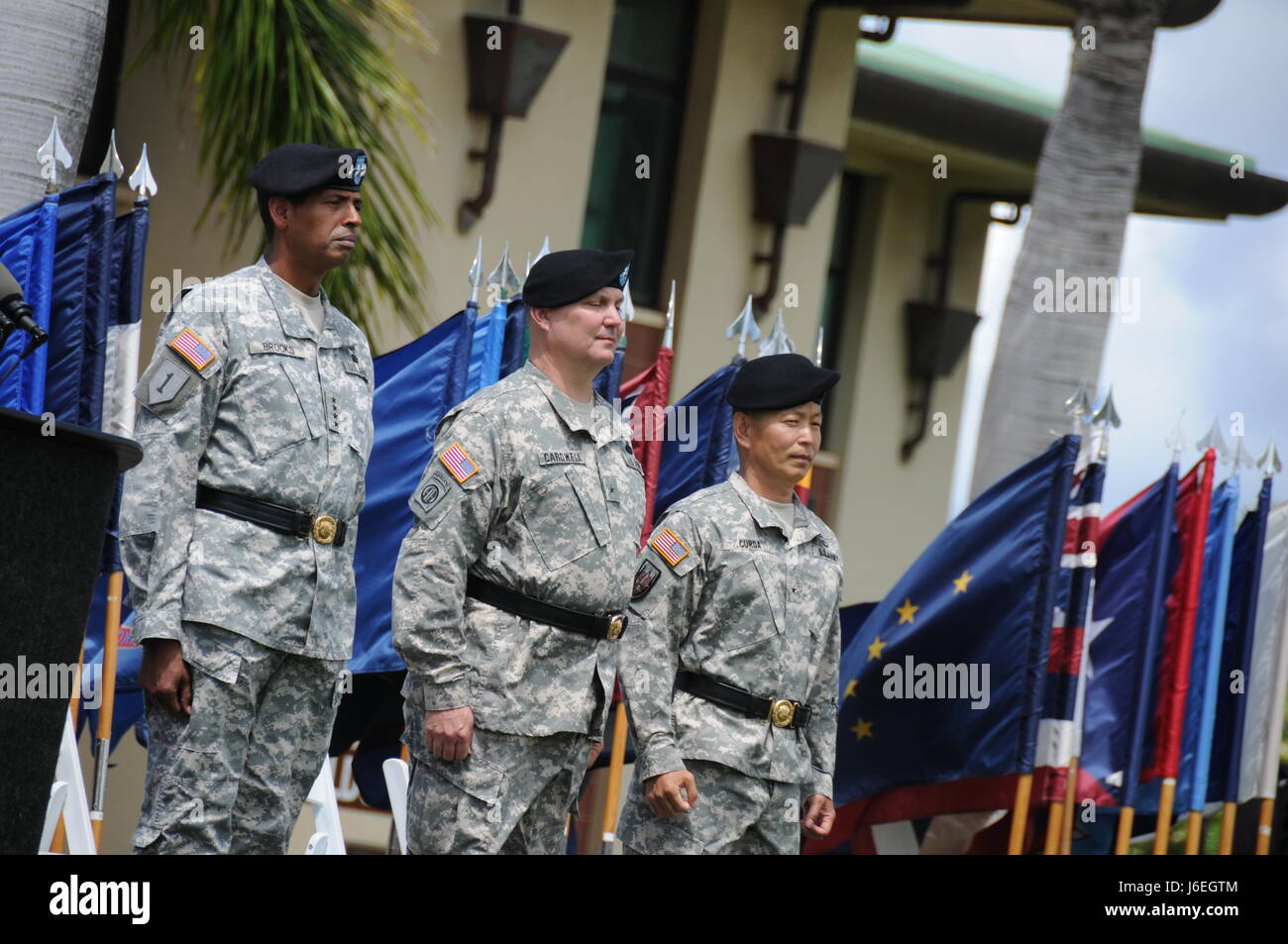 De gauche, le général Vincent Brooks, Commandant, K. ; USARPAC Brig. Le général John Cardwell, commandant sortant, 9e ; MSC et Brigue. Le général Stephen Curda, nouveau commandant de la 9ème MSC, au garde à vous au cours de la cérémonie de passation de commandement à la Daniel K. Inouye complexe, le 29 août Banque D'Images