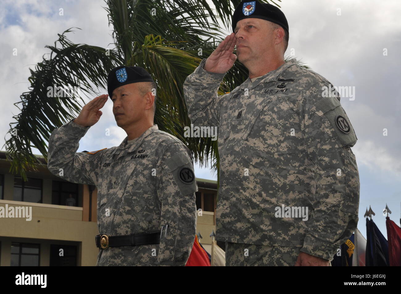 Le brig. Le général Stephen Curda, (à gauche), Commandant, 9ème commande MSC, et Sgt. Le major Christopher Lindung, saluer la formation à l'issue de la 9e du MSC cérémonie de changement de responsabilité à l'armée américaine Réserver Daniel K. Inouye complexe.(U.S. Photo de l'armée par le Capitaine Debbie Eddin) Banque D'Images