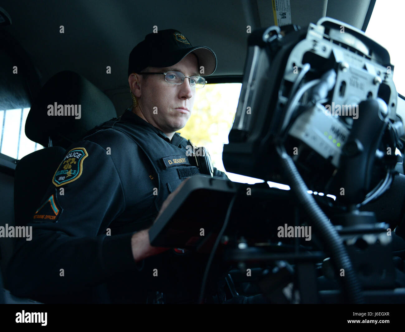 Ofc. Denis Seabert, Département de la Police de Glendale policier, vérifie son cruiser ordinateur intégré du 21 novembre 2015, à Glendale, Arizona, le GPD travaille en étroite collaboration avec Luke Air Force Base afin d'assurer la sécurité et la sécurité pour les aviateurs qui sont une partie des deux communautés. (U.S. Air Force photo par un membre de la 1re classe Ridge Shan) Banque D'Images