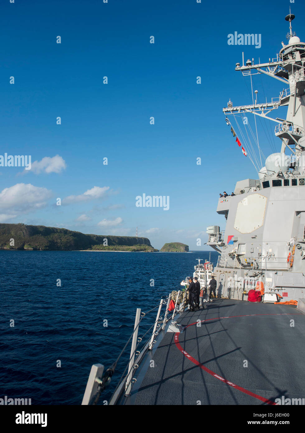 Mer des Philippines (6 mars 2016) ---missiles le destroyer USS William P. Lawrence (DDG 110) transits Apra Harbour pour une visite du port. Fournir un prêt à l'appui de la force de sécurité et de stabilité dans la région du Pacifique Indo-Asia, William P. Lawrence, commandé par le Capitaine de frégate. Walter C. Mainor, fonctionne dans le cadre de la John C. Stennis Strike Group et grande flotte verte sur une 7e flotte le déploiement. (U.S. Photo par marine Spécialiste de la communication de masse 3 Classe Emiline L. M. Senn/libérés) Banque D'Images