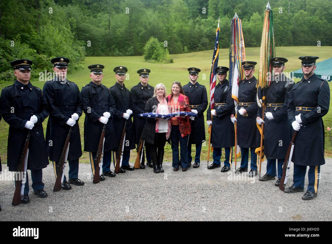 Des soldats du Régiment d'infanterie américain 3d, (la vieille garde) posent avec Sharon Osborne et Stephanie Fisther, descendants d'un ancien combattant de la guerre révolutionnaire, à la suite de Samuel Howard Howard's reinterment cérémonie le 12 mai 2017 à Resthaven Cemetery à Baxter, Kentucky. Osborne et Fisther a travaillé en étroite collaboration avec le US Army Corps of Engineers des représentants pour sauver le reste de la famille à partir d'une érosion de l'écart dans le Cumberland River. (U.S. Photos de l'armée par le Sgt. Nicholas T. Holmes/ libéré) Banque D'Images