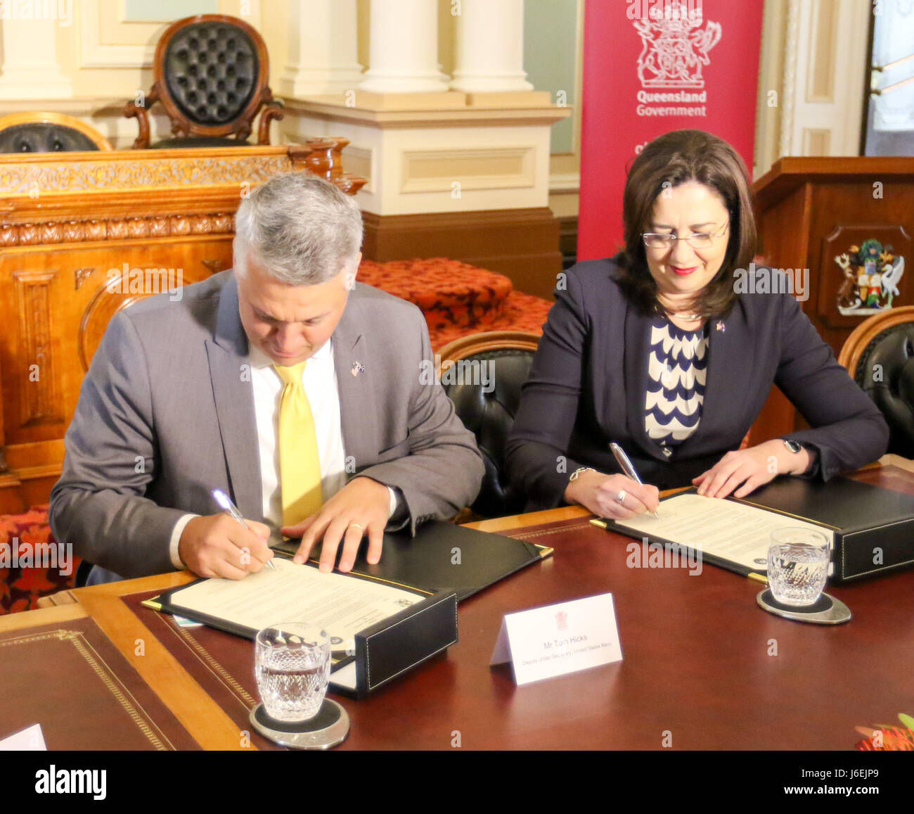 160817-N-BN625-002 Brisbane, Australie (Aug 17, 20016 Annastacia Palaszczuk) Premier ministre du Queensland et des États-Unis Sous-secrétaire de la marine pour la gestion Thomas Hicks signer une déclaration de coopération pour travailler à l'appui de projets qui font avancer les intérêts communs. L'accord définit un engagement pour l'US Navy et l'État du Queensland pour tenir des discussions sur la recherche, le développement, l'approvisionnement et la vente de carburants, ce qui peut améliorer la souplesse opérationnelle et accroître la sécurité énergétique. (U.S. Photo par marine Spécialiste de la communication de masse en chef Hendrick Simoes/libérés) Banque D'Images