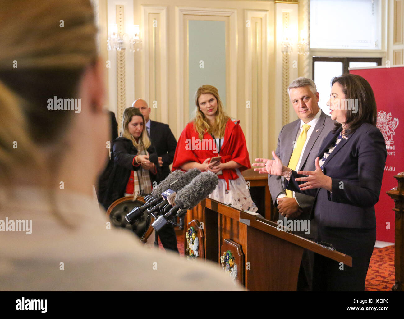 160817-N-BN625-004 Brisbane, Australie (Aug 17, 20016 Annastacia Palaszczuk) Premier ministre du Queensland et des États-Unis Sous-secrétaire de la marine pour la gestion Thomas Hicks parler à la presse immédiatement après la signature d'une déclaration de coopération pour travailler à l'appui de projets qui font avancer les intérêts communs. L'accord définit un engagement pour l'US Navy et l'État du Queensland en Australie pour tenir des discussions sur la recherche, le développement, l'approvisionnement et la vente de carburants, ce qui peut améliorer la souplesse opérationnelle et accroître la sécurité énergétique. (U.S. Photo par Marine Masse Chef Communicat Banque D'Images