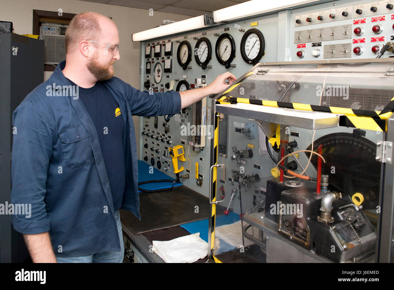 Jason O'Connor, un mécanicien de moteurs à réaction à l'Air Force Reserve Command (AFRC) T-56 Centre de réparation centralisé (Trésor), de purger l'air du carter du distributeur test stand avant qu'il commence à l'essai, le 1 décembre 2016, à la base aérienne de Little Rock, Ark. Le banc d'essai simule le fonctionnement du monde réel de l'hélice et permet l'essai du boîtier de soupape. Le Trésor produit toutes les C-130 de l'héritage et de l'hélice du moteur pour les réparations de remise en état, de l'AFRC d'économiser des millions de dollars chaque année par la réparation de certains éléments plutôt que de les remplacer. (U.S. Air Force photo par le Sgt. Jeff Walston/libérés) Banque D'Images