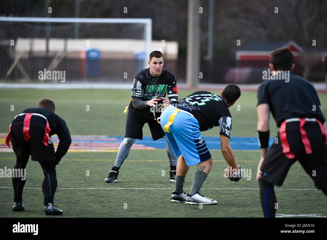 Les commandos de l'air avec le 1er Groupe médical des opérations spéciales et 23e Escadron d'entraînement tactique spéciale football drapeau intra-muros équipes ont participé dans le championnat de football drapeau à Hurlburt Field, en Floride, le 26 janvier 2017. La 1ère a SOMDG la 23e col avec un score de sept à six. Plus de 24 équipes ont participé à environ 74 jeux au cours de la saison. (U.S. Air Force photo par un membre de la 1re classe Joseph Pick) Banque D'Images