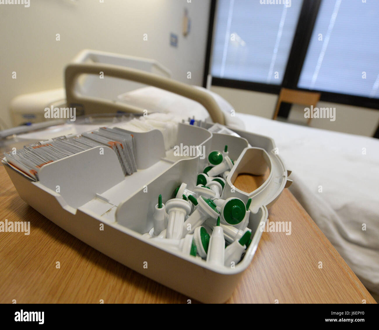 Un bac de stockage de glucose de sang placé sur une table de chevet est de gérer le taux de glucose dans les patients de l'hôpital à la 88e Escadron d'opérations internes à l'intérieur du centre médical à Wright-Patterson Air Force Base, Ohio, le 7 avril 2017. L'IPTS 88e exécute un budget de 6,9 millions de dollars et gère 3 100 entrées, 11 000 jours-lits, et 440 livraisons. (U.S. Air Force Photo de Michelle Gigante/libérés) Banque D'Images