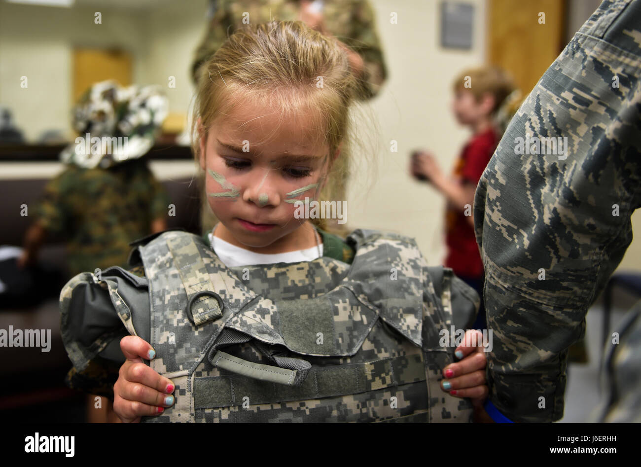 Un enfant militaire met sur une veste avant de déployer au cours de  l'opération Les opérations de déploiement de la compréhension pour les  enfants à Hurlburt Field, en Floride, le 22 avril