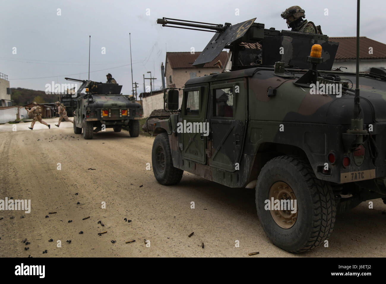 Les opérateurs d'opérations spéciales de la Marine Special Operations Command s'engager dans une manoeuvre tactique au cours de l'effort à la sortie 17 Sabre multinationale interarmées Centre de préparation, Hohenfels, Allemagne, le 1 mai. Sortie 17 Sabre d'exercice est une Europe de l'armée américaine-dirigé exercice visant à évaluer l'état de préparation de l'Armée 2e régiment de cavalerie pour mener des opérations terrestres unifiée aux côtés de l'OTAN et de pays partenaires. Banque D'Images