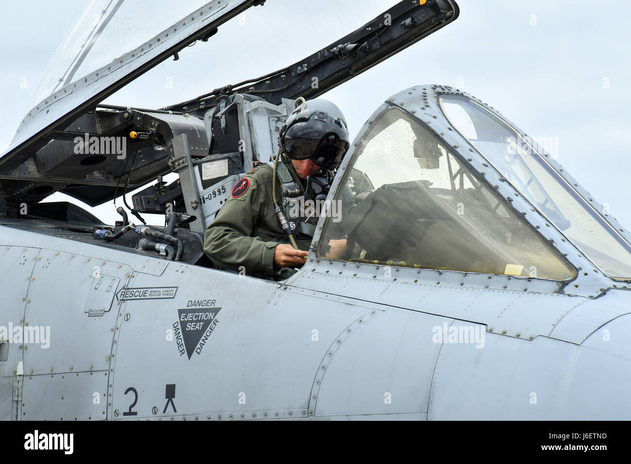 Un pilote affecté au 75e Escadron de chasse, Moody Air Force Base, Géorgie, sangles en un A-10 Thunderbolt II 2 mai à Hill AFB, en Utah. Aviateurs et des avions de la base aérienne Hickam AFB, Moody, Texas, et Naval Air Station Joint Reserve Base Fort Worth, Texas, ont été dans l'Utah qui participent au Combat Hammer, un air-sol, exercice d'évaluation des armes. (U.S. Air Force/R. Nial Bradshaw) Banque D'Images