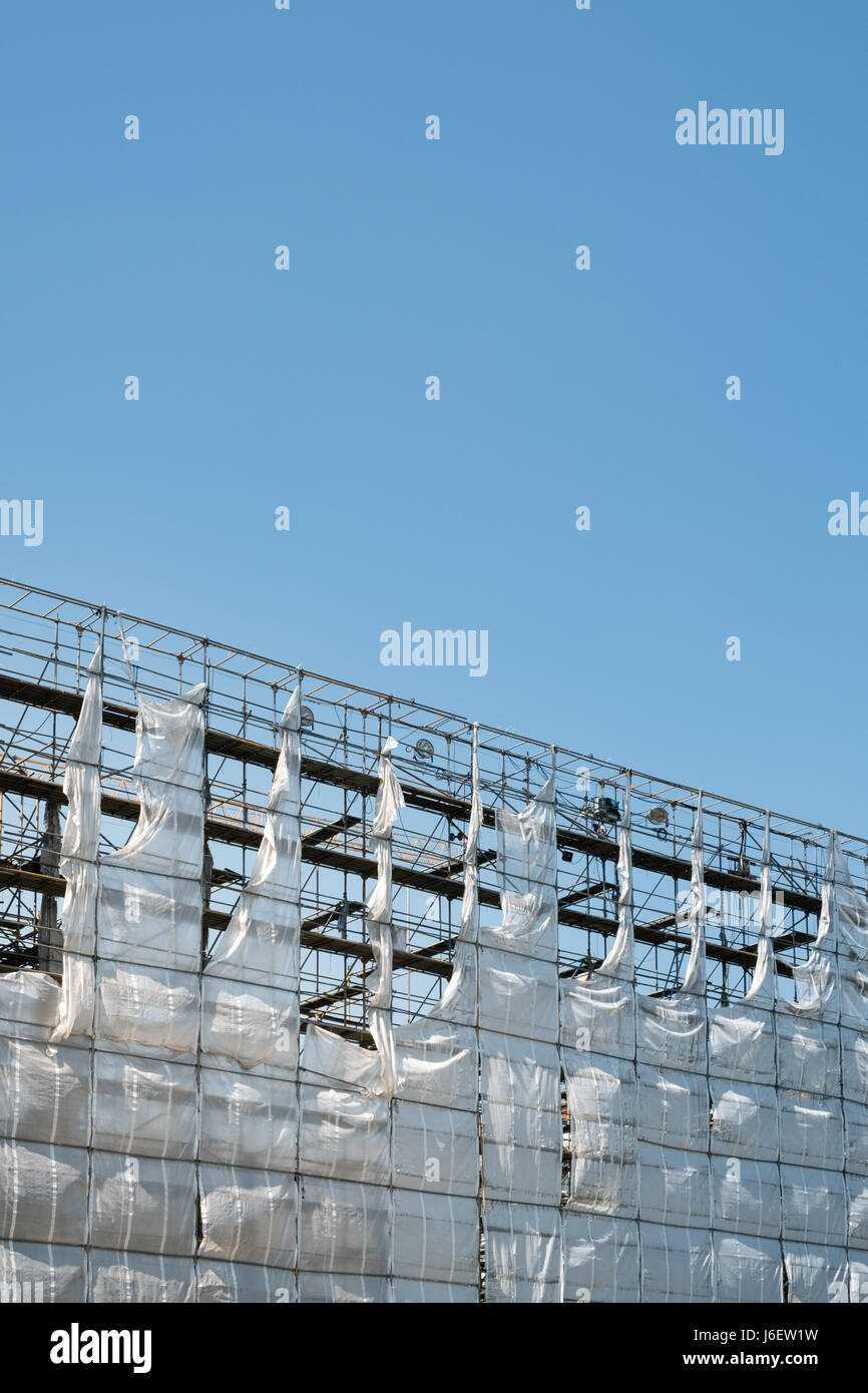 Les échafaudages avec toile blanche et fond de ciel bleu Banque D'Images