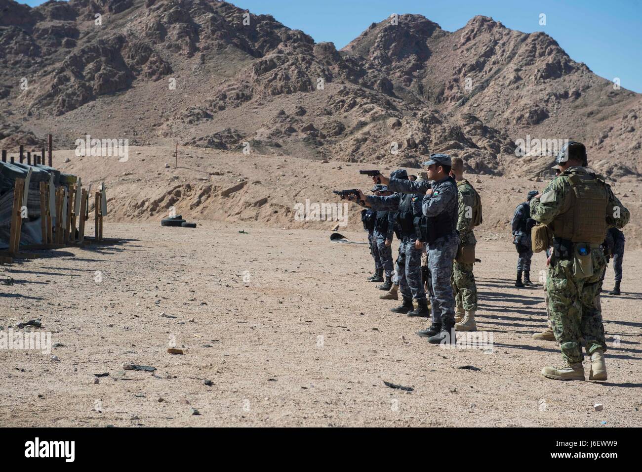 États-unis et forces jordaniennes armes conduite pendant l'exercice 2017 lion avide. Lion avide est un exercice annuel le Commandement central américain en Jordanie visant à renforcer des relations militaires- entre les États-Unis, la Jordanie et d'autres partenaires internationaux. La nouvelle édition se compose d'environ 7 200 militaires provenant de plus de 20 nations qui permettra de répondre aux scénarios impliquant la sécurité des frontières, de commandement et de contrôle, de la cyberdéfense et de la gestion de l'espace de combat. (U.S. Caméra de combat de la marine photo de Mass Communication Specialist 2e classe Austin L. Simmons) Banque D'Images