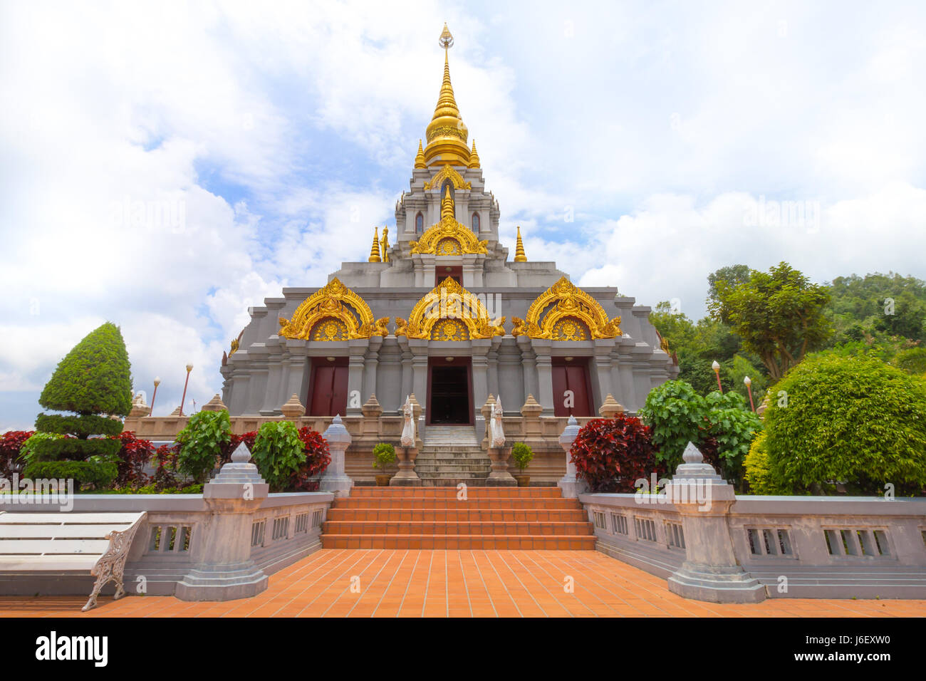 Monument de Mae dans la province de Bình Chiangrai, Thaïlande : Prabaromathat-Chedi Srinakarindra-Satismahasantikiri-. Banque D'Images