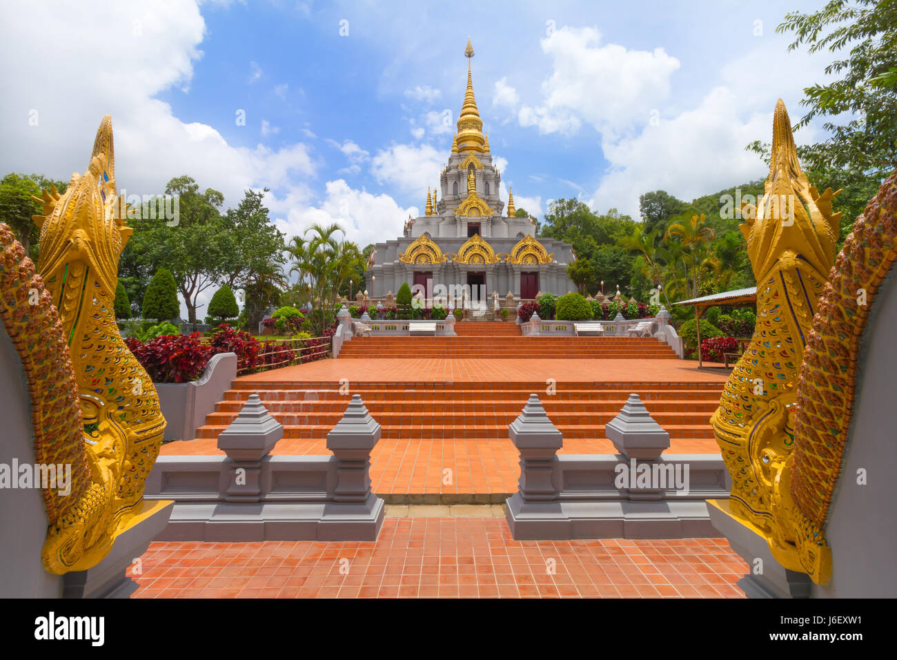 Monument de Mae dans la province de Bình Chiangrai, Thaïlande : Prabaromathat-Chedi Srinakarindra-Satismahasantikiri-. Banque D'Images