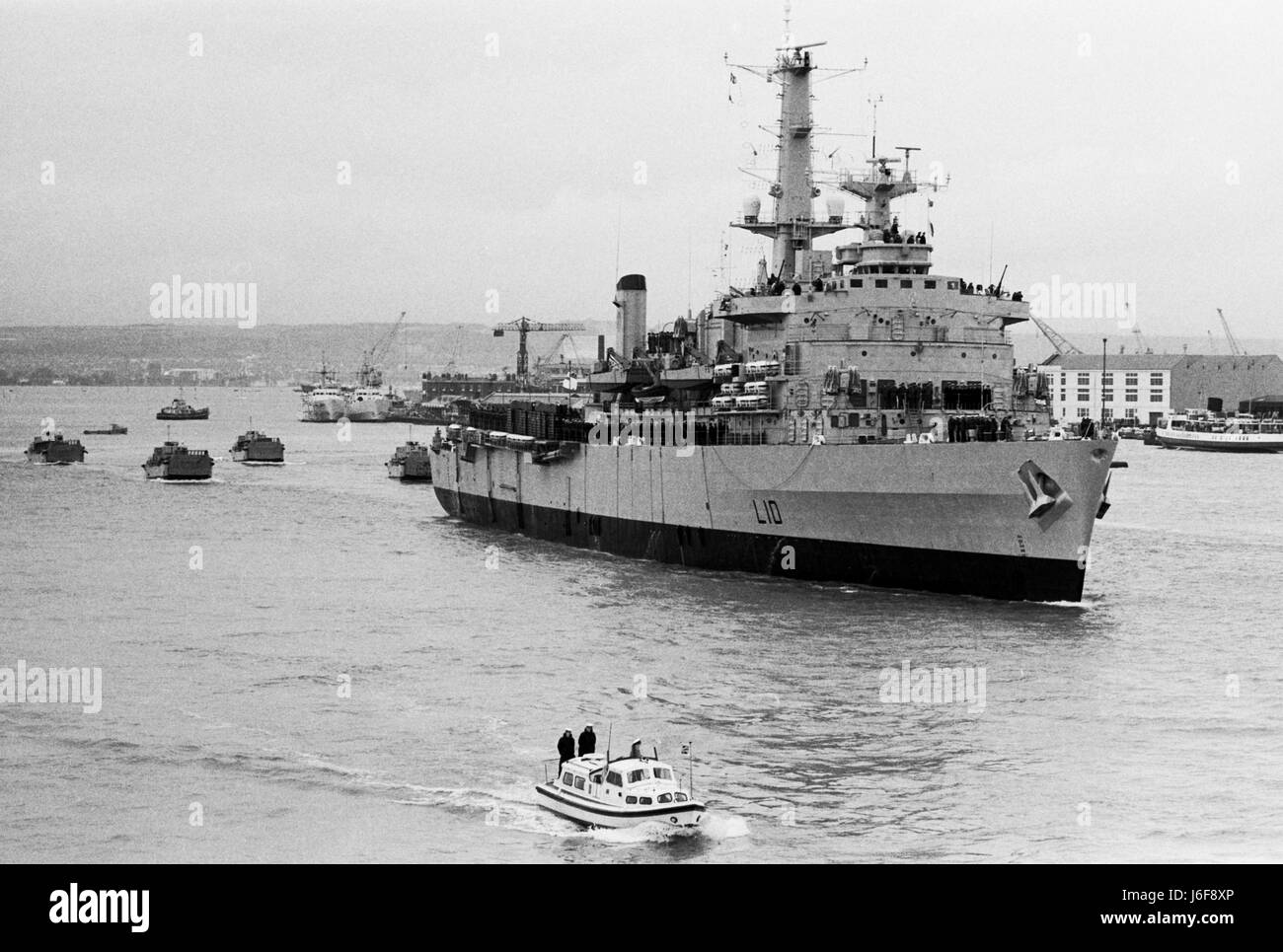 AJAXNETPHOTO. Avril 6th, 1982. PORTSMOUTH, Angleterre. - HMS FEARLESS QUITTE PORTSMOUTH POUR LES ÎLES FALKLAND SUIVIE DE SA FLOTTILLE DE DÉBARQUEMENT. PHOTO:JONATHAN EASTLAND/AJAX REF:820604 1 2 Banque D'Images