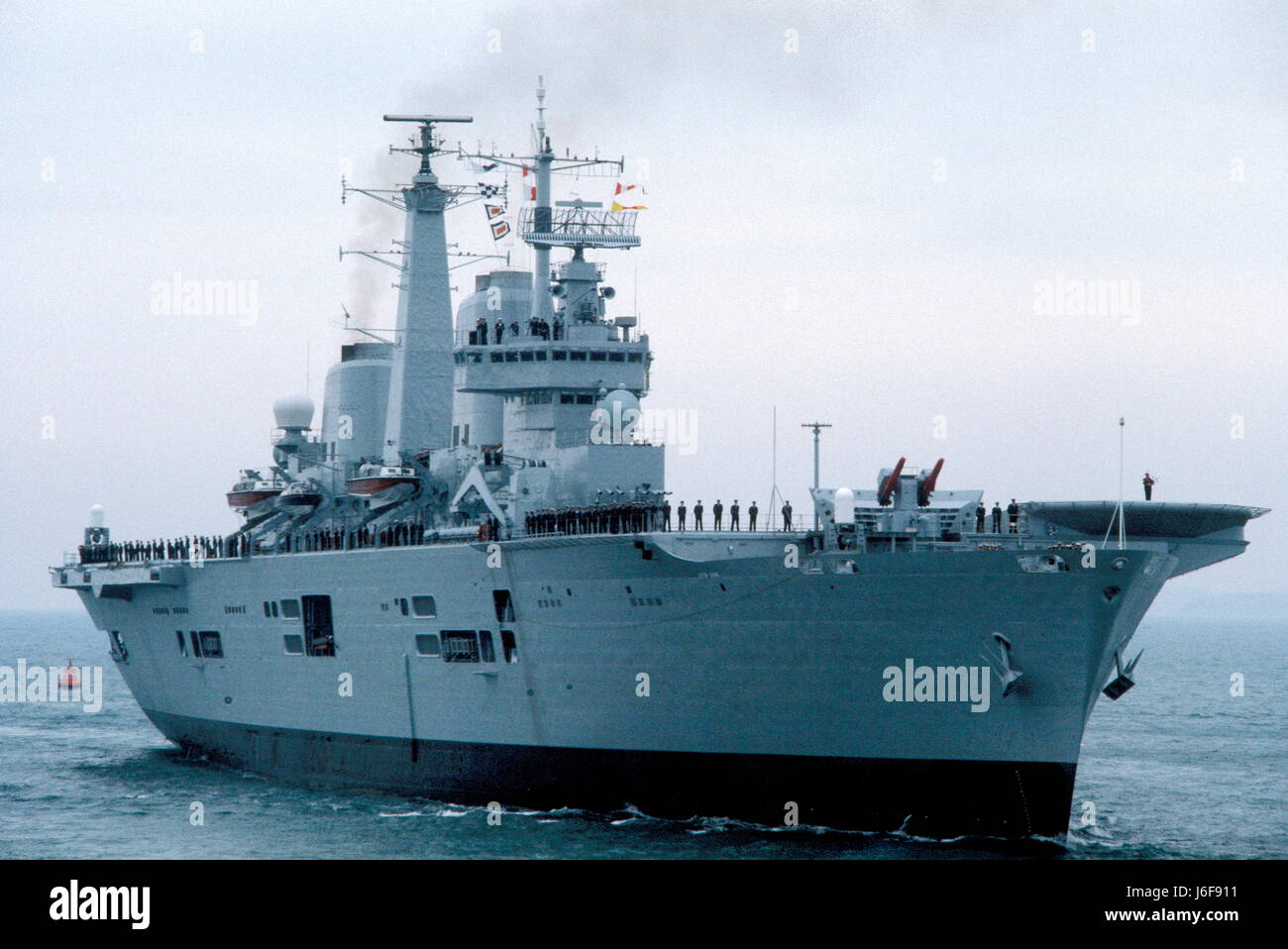 AJAXNETPHOTO. 1982. PORTSMOUTH, ANGLETERRE - retour des îles Falkland. Le HMS Illustrious arrive. PHOTO:JONATHAN EASTLAND/AJAX REF:21012 6 Banque D'Images