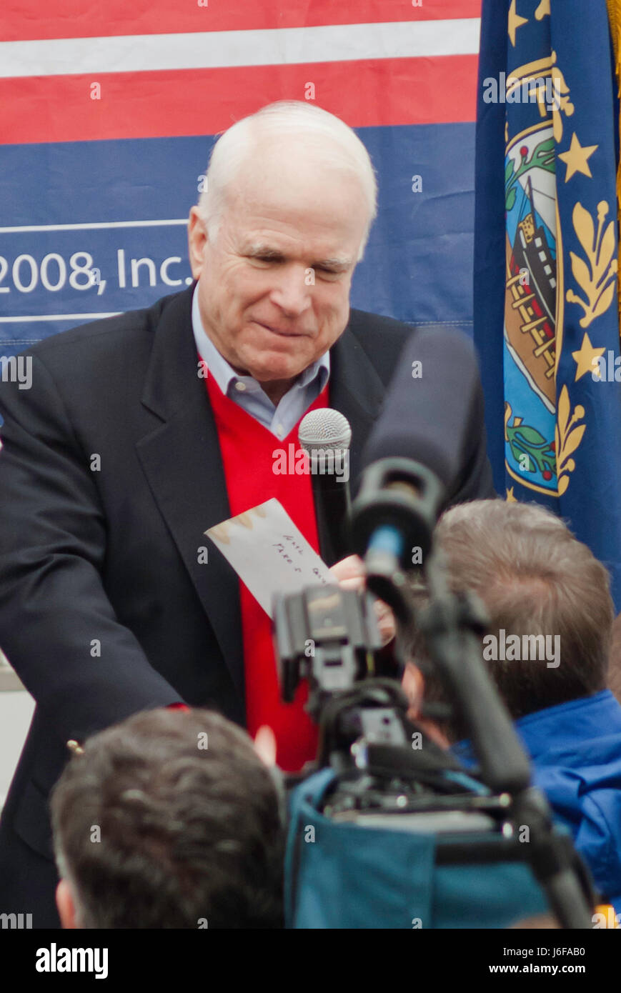 KEENE, NH/US - 7 janvier 2008 : Le sénateur américain John McCain parle aux partisans lors d'un rallye en plein air sur le dernier jour avant le 2008 NH primaire. Banque D'Images