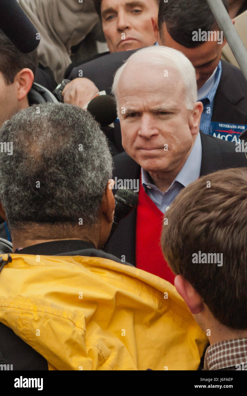 KEENE, NH/US - 7 janvier 2008 : Le sénateur américain John McCain parle avec des partisans à une piscine rallye sur la dernière journée avant le 2008 NH primaire. Banque D'Images