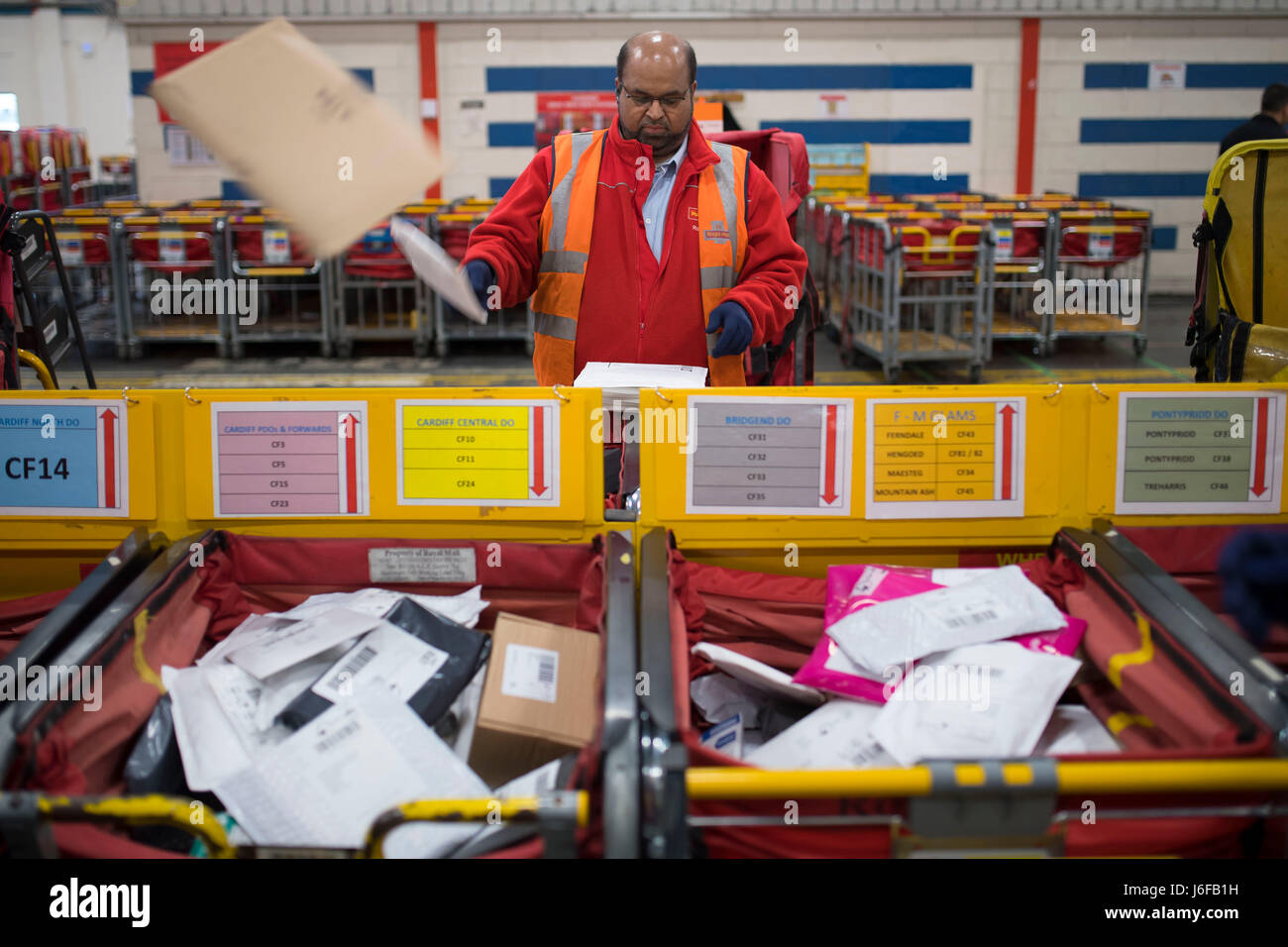 Royal Mail Mail les travailleurs à travailler dans un bureau de tri à Cardiff, Pays de Galles du Sud. Banque D'Images