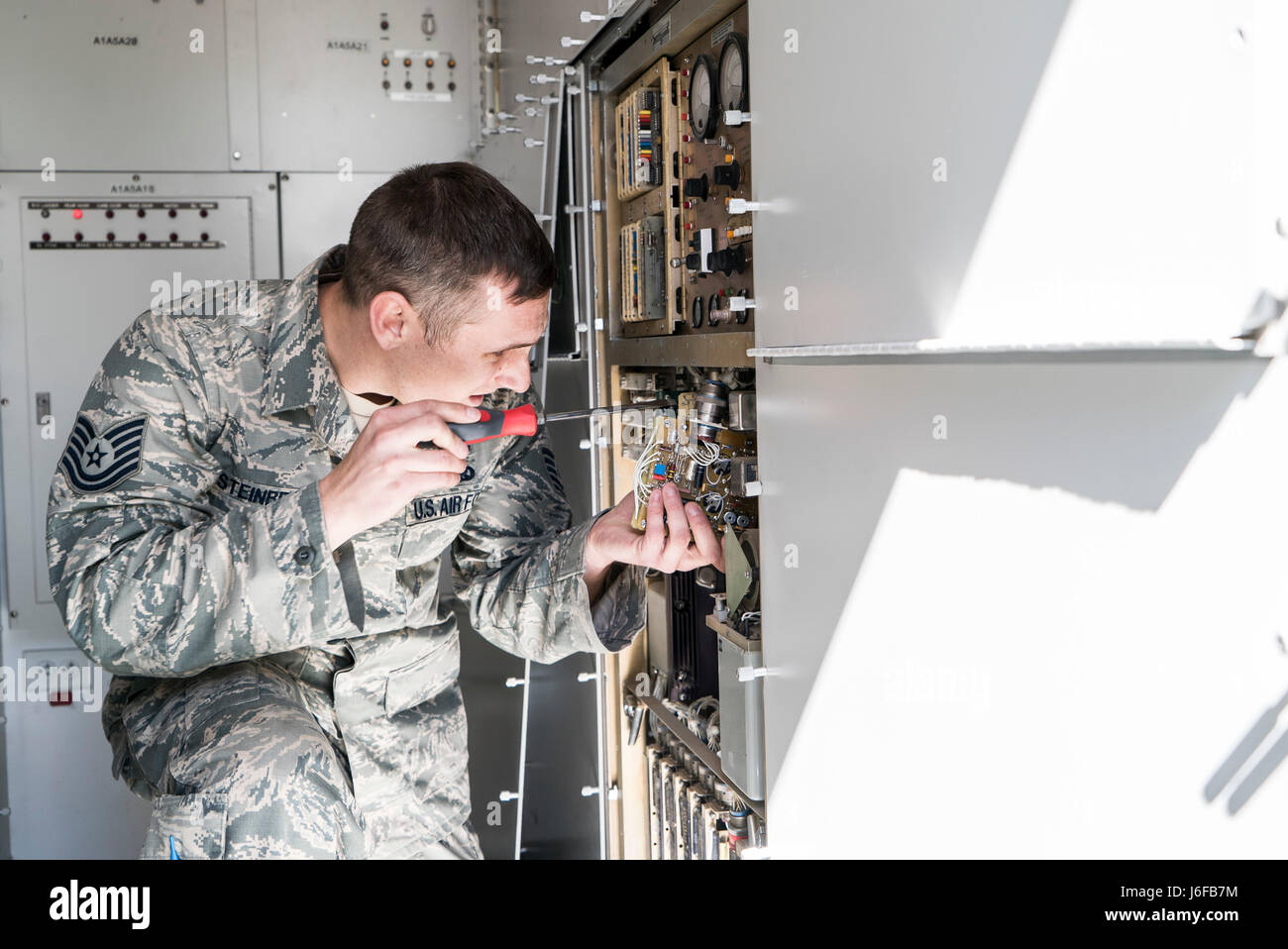 Tech. Le Sgt. Aaron Steinberg, 266e Escadron de radar au sol de gamme technicien, installe un bloc d'alimentation sur le système d'émetteur menace multiples au Mountain Home Air Force Base Éventail complexe dans New York le 9 mai 2017. L'alimentation de 20 000 $ a été rompu et s'est dirigé vers la poubelle, mais la Force aérienne de l'équipe du Programme d'amélioration de la réparation a réussi à fixer la partie en remplaçant une résistance de 5 $. (U.S. Air Force photo/Le s.. Samuel Morse) Banque D'Images