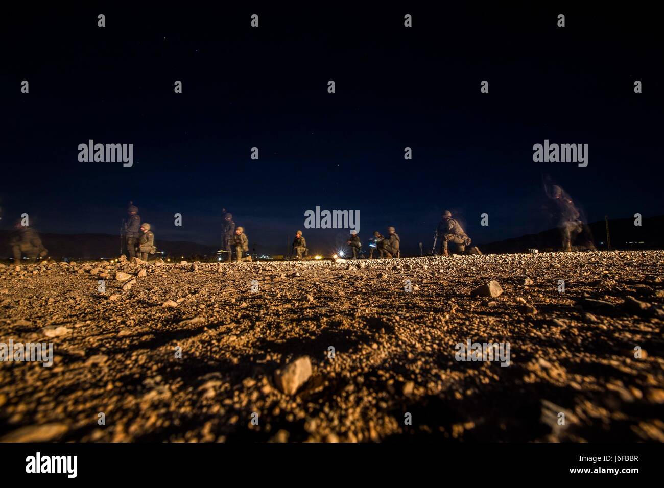 Soldats affectés au 2e bataillon du génie de la Légion espagnole démontrer pour le placement de mines marines avec des Groupe Force-Crisis Response-Africa air-sol marin à la Legión Base Militar, Viator, Espagne, le 9 avril 2017. SPMAGTF-CR-AF déployés pour mener limited la réponse aux crises et les opérations de sécurité de théâtre en Europe et en Afrique du Nord. (U.S. Marine Corps Photo par le Cpl. Jodson B. Graves) Banque D'Images