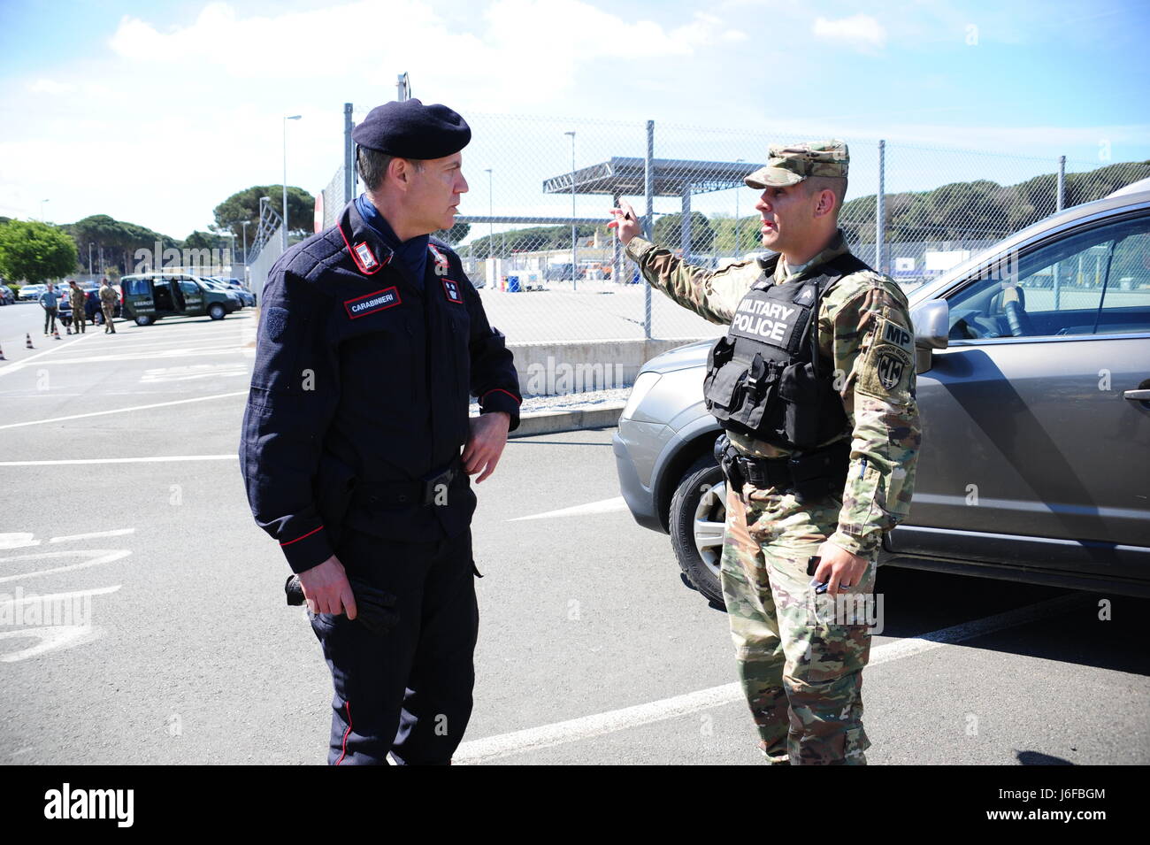 Bon, U.S ARMY Sgt. Dallas Joseph, superviseur de patrouille, à partir de la  529e compagnie de carabiniers italiens MP mémoires Commandant, LTC Sergio  Di Rosalia au cours de l'exercice. À l'exercice d'intervention,