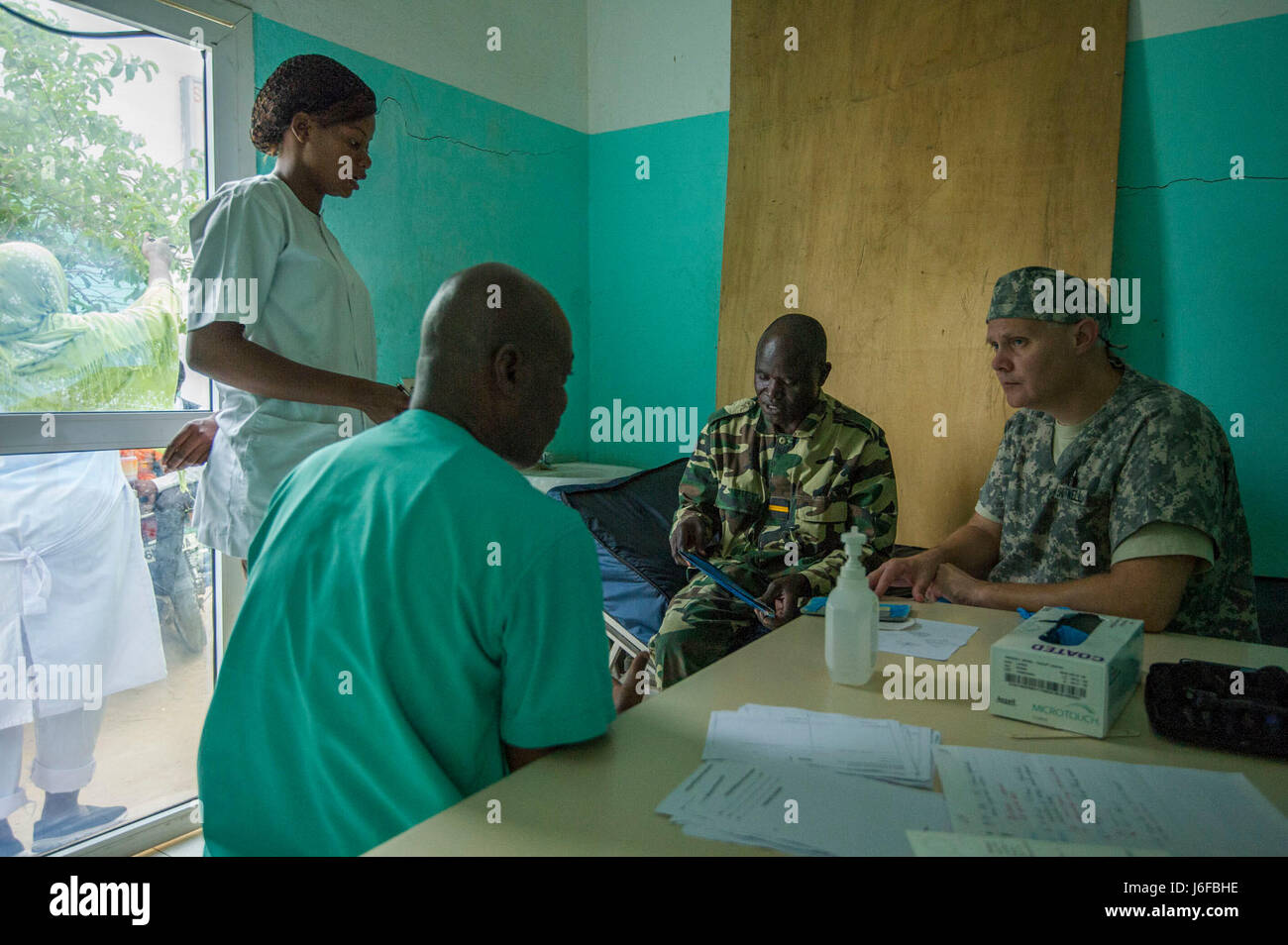 MEDRETE 17-3 comprend les participants du gouvernement tchadien, l'Afrique de l'armée américaine, et le 3ème commandement médical assistance au déploiement à Forest Park, GA, c'est le troisième d'une série d'exercices de formation de préparation médicale qu'USARAF est prévue pour faciliter dans divers pays d'Afrique. L'exercice mutuellement avantageux offre des possibilités pour les militaires en partenariat afin de partager les meilleures pratiques et d'améliorer les processus de traitement médical. (U.S. L'Afrique de l'armée photo prise par le s.. Pulivarti Shejal) Banque D'Images