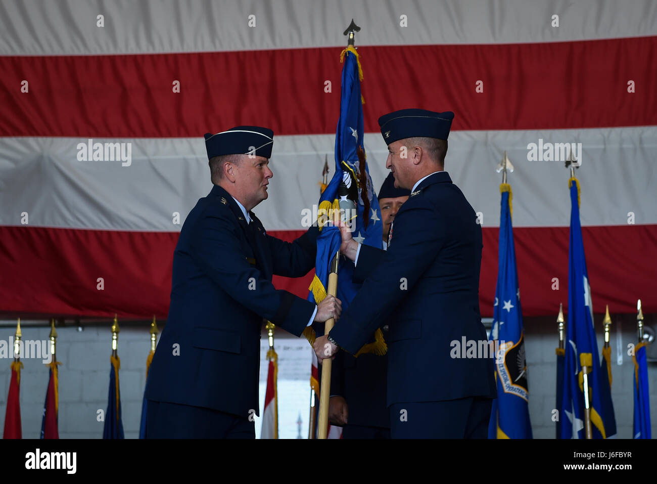 Les commandos de l'air assister à la 492e cérémonie d'activation de l'Escadre d'opérations spéciales à Hurlburt Field, le 10 mai 2017. L'Air Force Special Operations Air Warfare Center est redésigné comme le 492e cahier des charges au cours d'une cérémonie. Immédiatement après, le 492e groupe d'opérations spéciales, le 492e Groupe de l'instruction des opérations spéciales ont été activés avec le 492e Escadron de soutien des opérations spéciales et le 492e Escadron d'opérations spéciales des fonctionnalités avancées. (U.S. Air Force photo par un membre de la 1re classe Joseph Pick) Banque D'Images