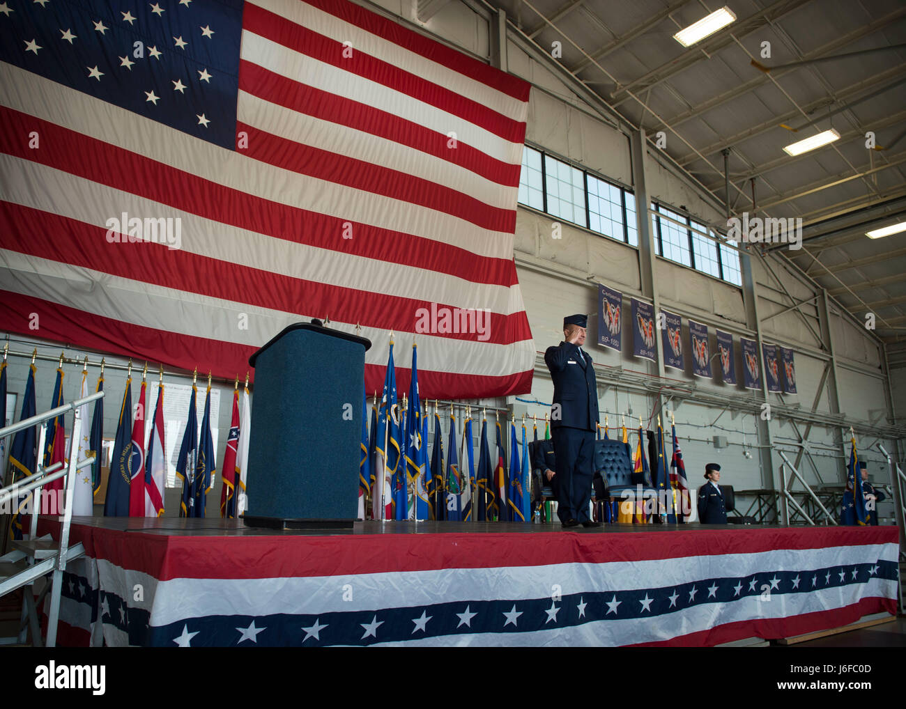 Le Colonel Nathan Green rend son premier saluer comme le nouveau commandant de la 492e Escadre d'opérations spéciales au cours d'une cérémonie à Hurlburt Field, en Floride, le 10 mai 2017. Green a été le commandant de l'Air Force Special Operations Air Warfare Center. (U.S. Photo de l'Armée de l'air par la Haute Airman Krystal M. Garrett) Banque D'Images