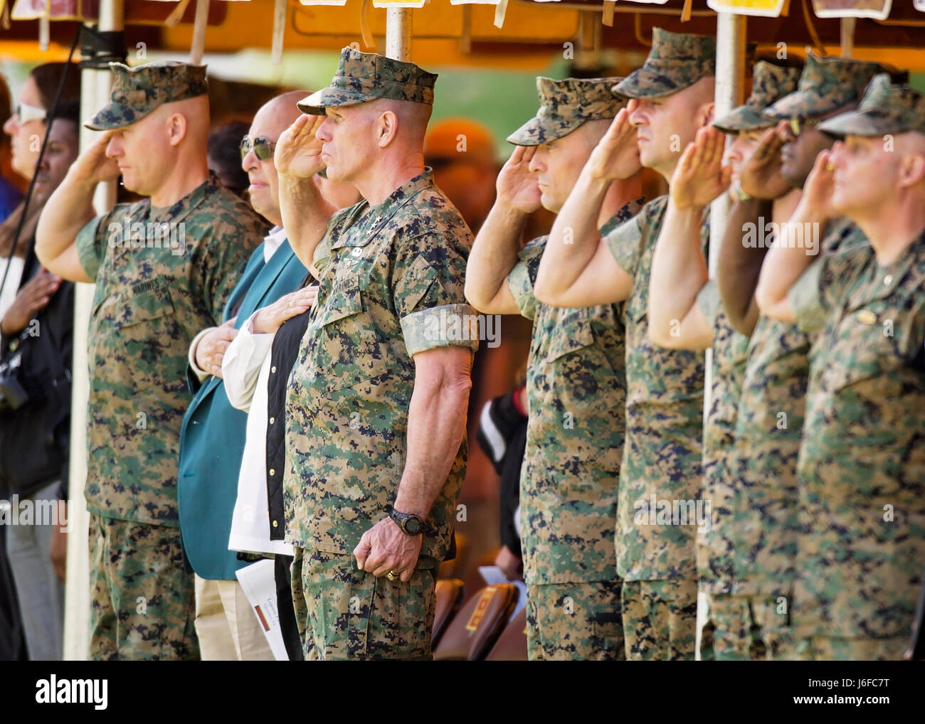 Les participants de la célébration du centenaire Cérémonie Salut durant l'hymne national au domaine Lejeune, Marine Corps Base (MCB) Quantico, en Virginie, le 10 mai 2017. L'événement commémore la fondation de MCB Quantico en 1917, et était composé de représentations par le Corps des Marines américains et silencieuse de la Marine américaine Drum & Bugle Corps. (U.S. Marine Corps photo de James H. Frank) Banque D'Images