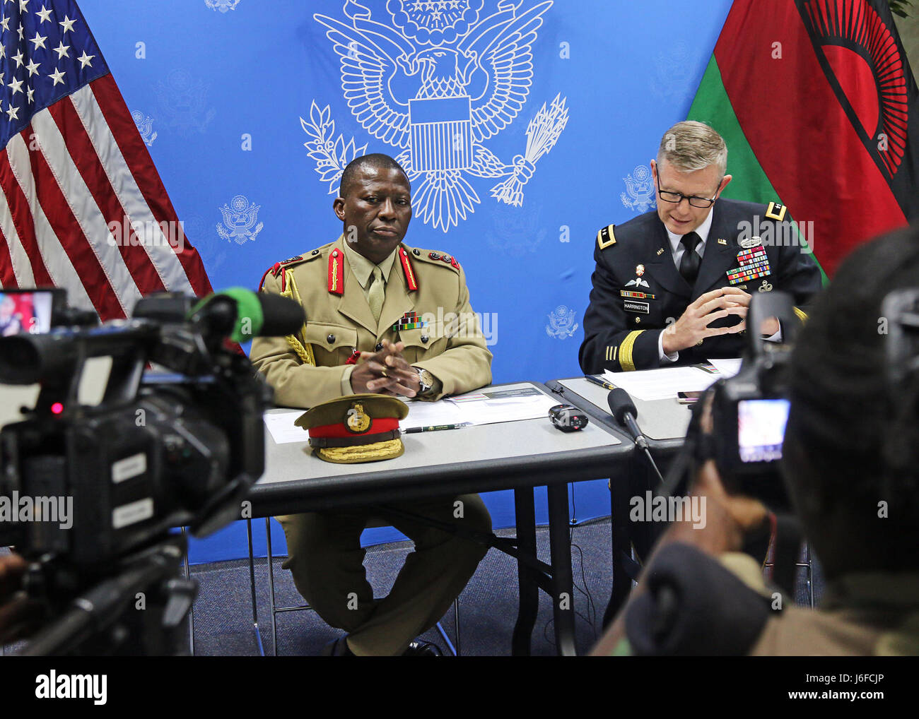 Le général Griffin "cuillère" Phiri (à gauche), au Malawi le chef d'État-Major des forces de défense, et le général Joseph Harrington, commandant de l'Afrique de l'armée américaine, répondre à des questions lors d'une conférence de presse après la conclusion du Sommet des forces terrestres d'Afrique 2017, à Lilongwe, Malawi, 11 mai 2017. ALFS est chaque année un séminaire d'une semaine, réunissant les chefs de la force terrestre à travers l'Afrique pour un dialogue sincère pour discuter et élaborer des solutions concertées aux défis régionaux et transrégionaux et menaces. (U.S. Photo de l'armée par le Sgt. Paige Behringer) Banque D'Images