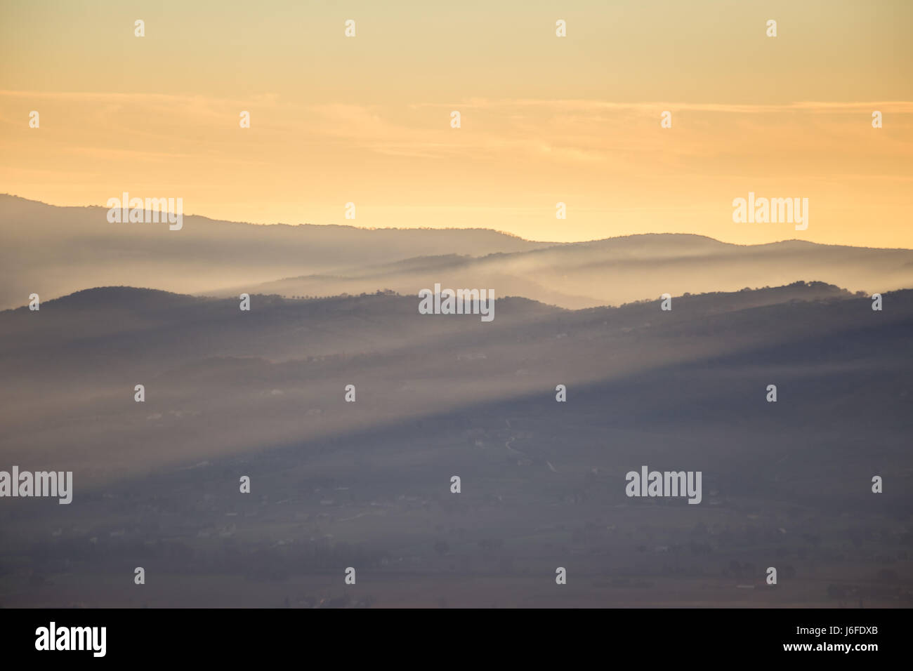 Du soleil sur les montagnes au coucher du soleil Banque D'Images