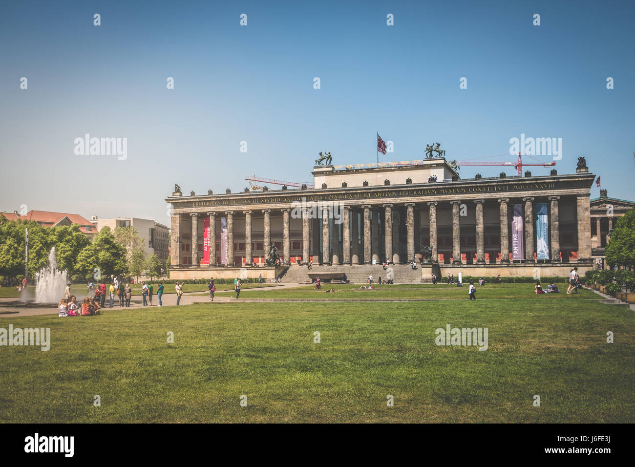 Berlin, Allemagne - le 19 mai 2017 : Les gens en face de la "Altes Museum" ( l'allemand pour l'ancien Musée) sur l'île des musées à Berlin, l'allemand Banque D'Images