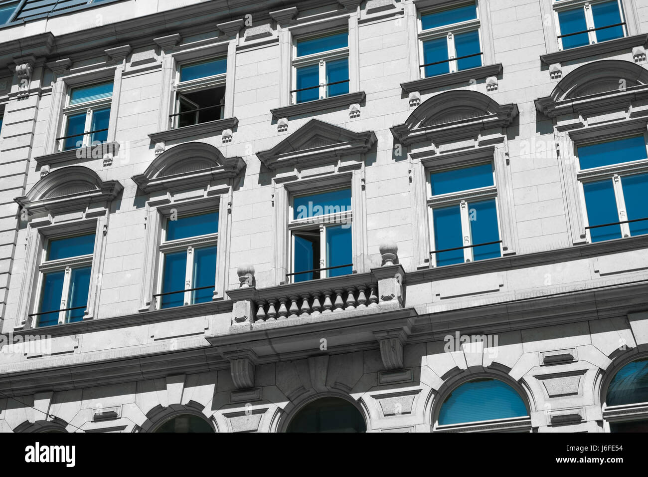 Belle vieille façade de l'immeuble résidentiel - extérieur Banque D'Images