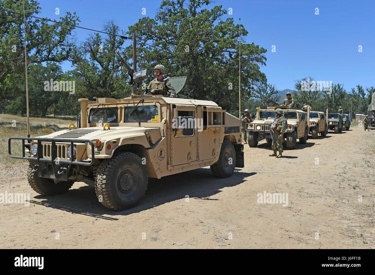170513-N-DH124-090 FORT HUNTER LIGGETT, Californie (13 mai 2017) - attribué à Seabees Mobile Naval Construction Battalion (NMCB) 4 Se préparer à un convoi de la mission d'un det. site pour effectuer un ouvrage de génie civil sur le terrain lors d'un entraînement à Fort Hunter Liggett, Californie, le 13 mai. Xec Seabees donne la possibilité de pratiquer et d'appliquer les habiletés de guerre combat seabee, fournir l'appui de la sécurité de la nation hôte et rester prêt de la mission dans un environnement simulé destiné à reproduire dans le pays de la paix. (U.s. Navy photo by Mass Communication Specialist 1re classe Rosalie Chang/libérés) Banque D'Images