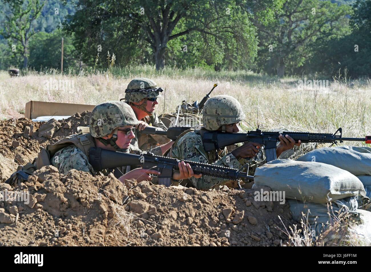 170513-N-DH124-341 FORT HUNTER LIGGETT, Californie (13 mai 2017) attribué à Seabees Mobile Naval Construction Battalion (NMCB) 4 Se préparer à se défendre contre les forces de l'ennemi simulé sur le terrain lors d'un exercice d'entraînement. L'exercice donne l'occasion de pratiquer Seabees et appliquer des compétences de guerre combat Seabee, fournir l'appui de la sécurité de la nation hôte et rester prêt de la mission dans un environnement simulé destiné à reproduire dans le pays de la paix (US Navy photo by Mass Communication Specialist 1re classe Rosalie Chang/libérés) Banque D'Images
