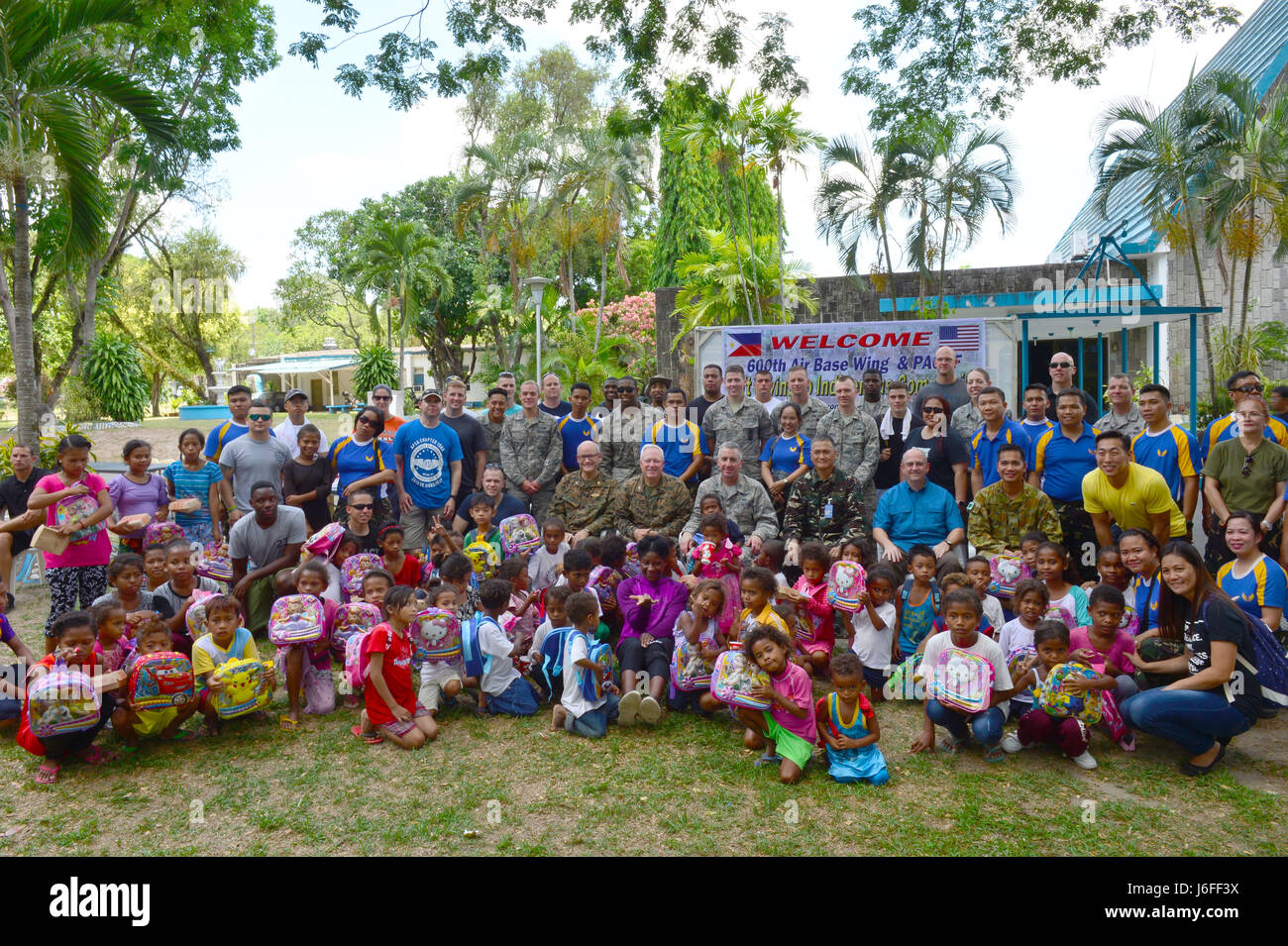 Les membres américains et service philippin posent pour une photo avec les membres de la communauté pendant un événement de relations communautaires à l'appui de Balikatan 2017 à la base aérienne de Clark à Angeles City, Pampanga, le 13 mai 2017. L'événement de relations communautaires ont aidé à construire des relations avec la population locale. Balikatan est un américain annuel-exercice militaire bilatérale des Philippines a porté sur une grande variété de missions, y compris l'assistance humanitaire et les secours en cas de catastrophe, la lutte contre le terrorisme, et d'autres opérations militaires conjointes. (U.S. Photo par marine Spécialiste de la communication de masse 1re classe Maria A. Garza) Banque D'Images