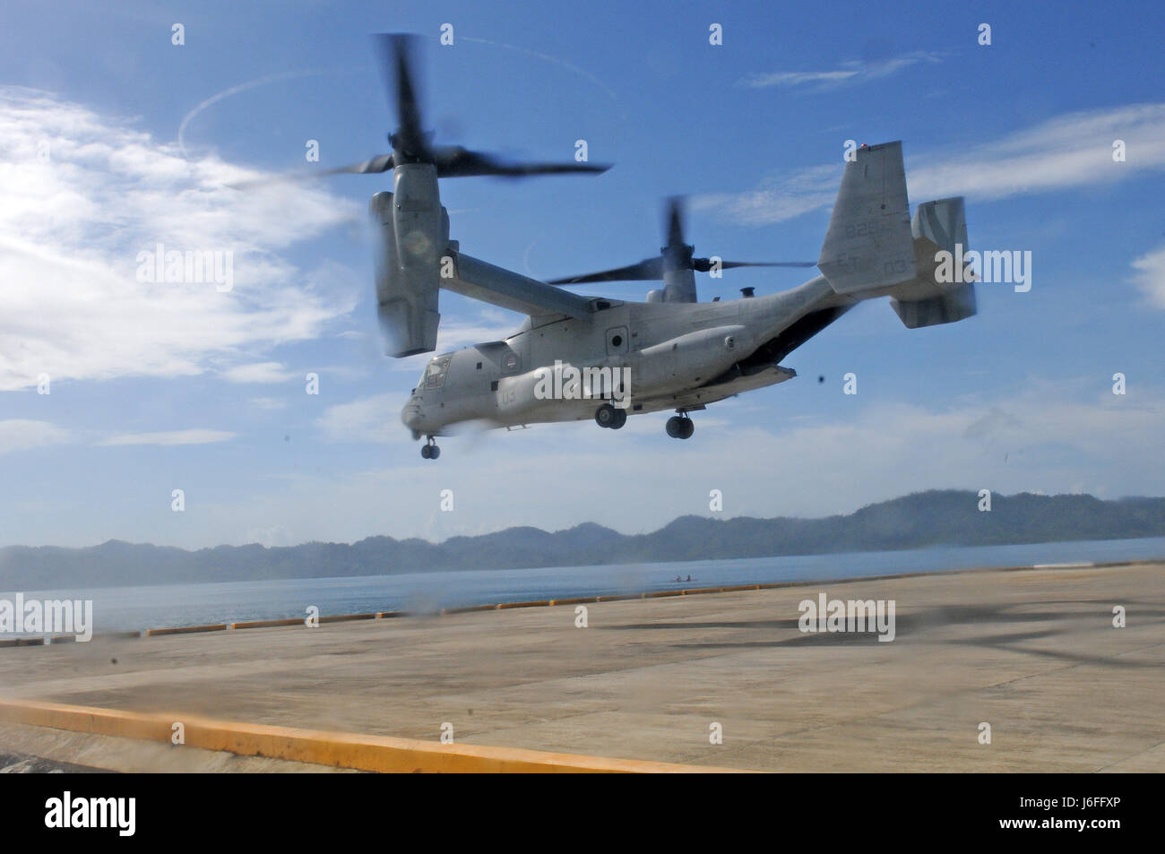 Un MV-22 Osprey des marines d'aéronefs à rotors basculants prépare à la terre durant les activités militaires de la mer à Port Casiguran, Casiguran, 15 mai 2017. L'avion est la prestation du personnel et des fournitures pour l'aide humanitaire et des opérations d'intervention. Cette formation permet aux forces américaines et Philippines à être mieux préparés pour fournir le soulagement de la mer dans des paysages austères et des Philippines. Balikatan est un américain annuel-exercice militaire bilatérale des Philippines a porté sur une grande variété de missions, y compris l'assistance humanitaire et les secours en cas de catastrophe, le contre-terrorisme et d'autres c Banque D'Images