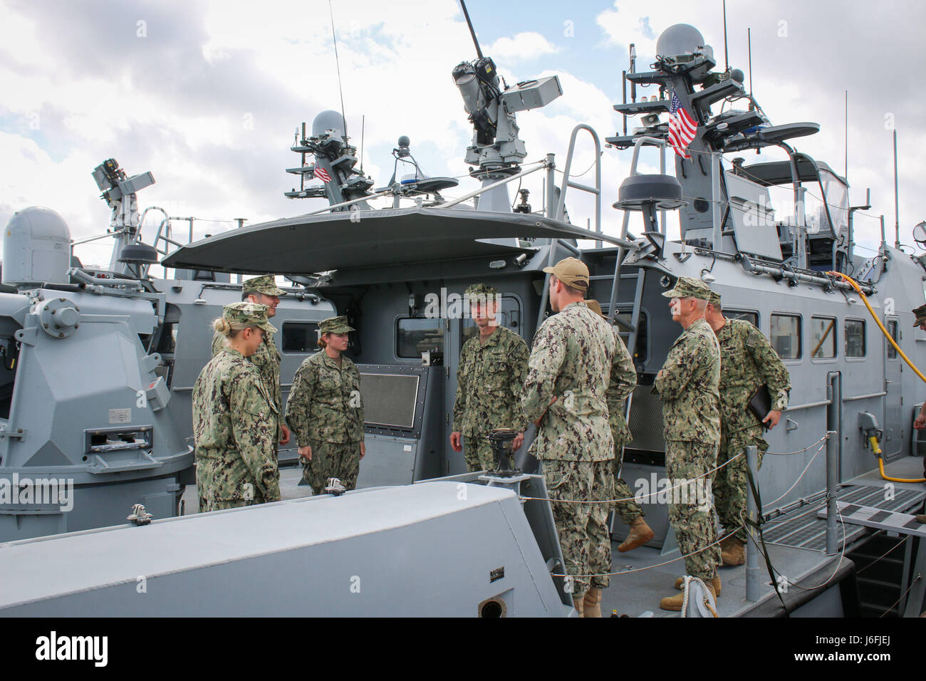 Chef des opérations navales (ONC) Adm. John Richardson visites, l'équipage d'un groupe de rivières côtières du détachement 1 Guam MK VI le bateau de patrouille de la base navale à Guam le 17 mai 2017. Au cours de sa visite, l'OIIO a tenu un appel mains tournées et sur les unités de base. (U.S. Photo marine Jeff Landis) Banque D'Images