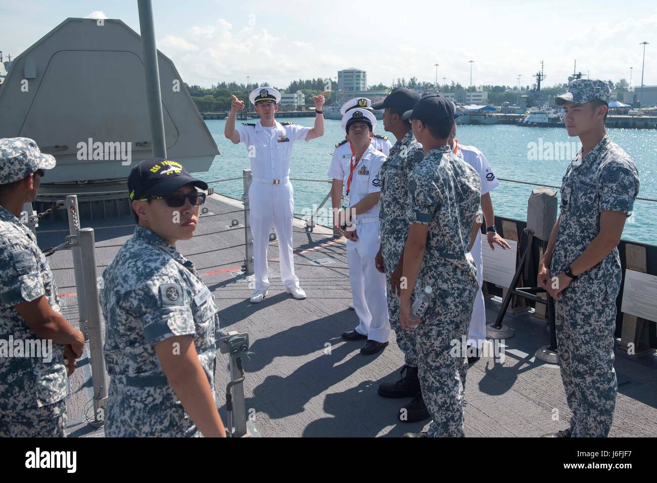 170517-N-PD309-030 LA BASE NAVALE de Changi, Singapour (17 mai 2017) Le lieutenant James Berry donne un tour pour les marins à bord de littoral de Singapour contre le USS Coronado (LCS 4) au cours de l'Exposition internationale de la Défense maritime 2017 (IMDEX-17). IMDEX-17 est accueilli par la République de Singapour, et est l'une des plus grandes expositions maritimes dans le Pacifique asiatique doté d''un salon et d'une série d'exercices et d'échanges multilatéraux. Vingt-sept navires de 18 marines militaires le long de la marine avec les chefs de l'ONU dans le monde entier participeront à IMDEX-17. (U.S. Photo par marine Spécialiste de la communication de masse 3e Cla Banque D'Images