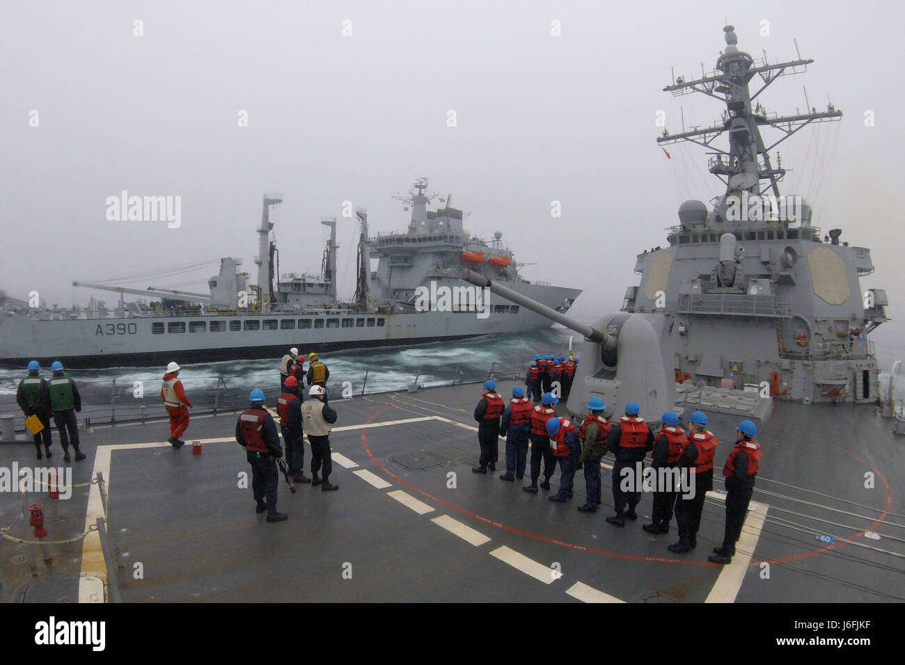 170517-N-ZE250-135 OCÉAN ATLANTIQUE (17 mai 2017) marins affectés à la classe Arleigh Burke destroyer lance-missiles USS Carney (DDG 64) Tenez le téléphone et à distance, tout en ayant une ligne de ravitaillement en mer avec la vague britannique-classe auxiliaire de la Flotte royale Wave Ruler (A390). Carney est l'avant-déployé à Rota, en Espagne, en effectuant son troisième patrouille dans la sixième flotte américaine zone d'opérations à l'appui de la sécurité nationale des États-Unis en Europe. (U.S. Photo par marine Spécialiste de la communication de masse de la classe 3ème Weston Jones/libérés) Banque D'Images